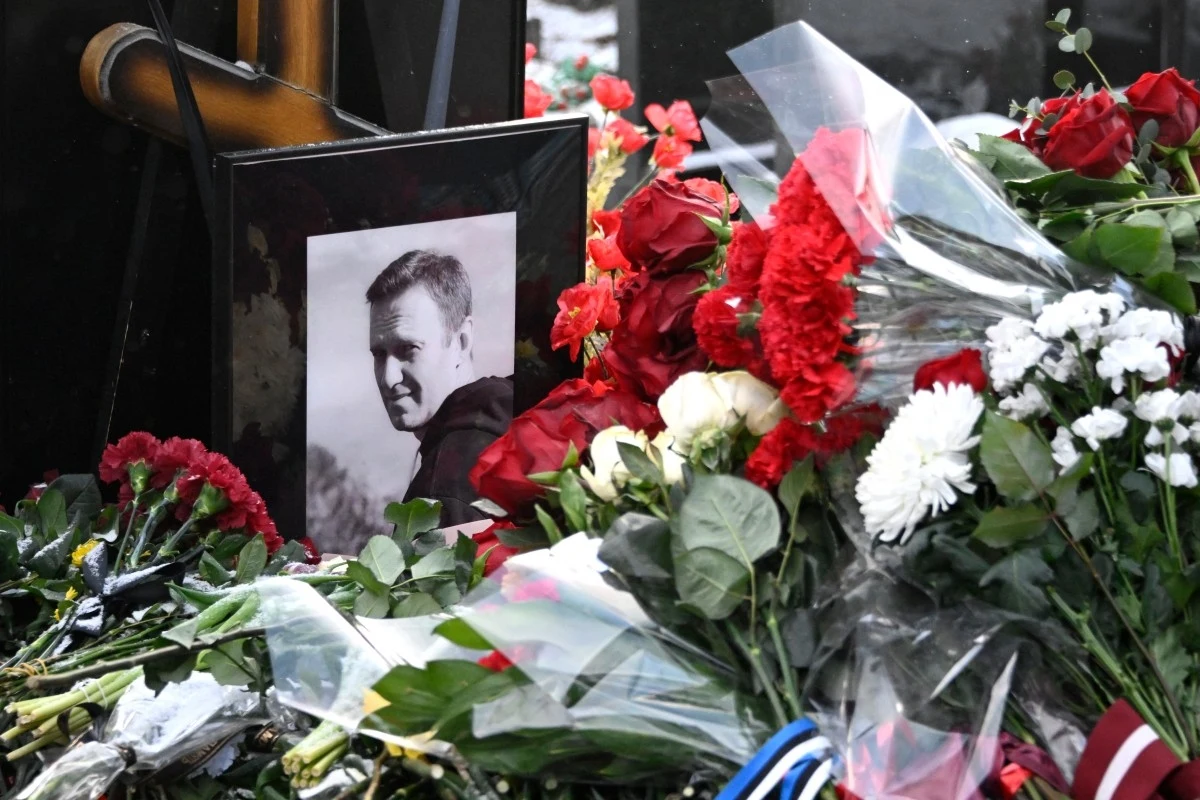 W niedzielę na grobie Aleksieja Nawalnego złożono morze kwiatów i zapalono znicze W niedzielę na grobie Aleksieja Nawalnego złożono morze kwiatów i zapalono znicze