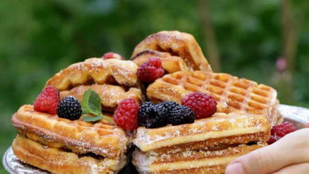 Gofry bez mleka? Mogą smakować nawet lepiej, jeśli zastąpisz je tym składnikiem