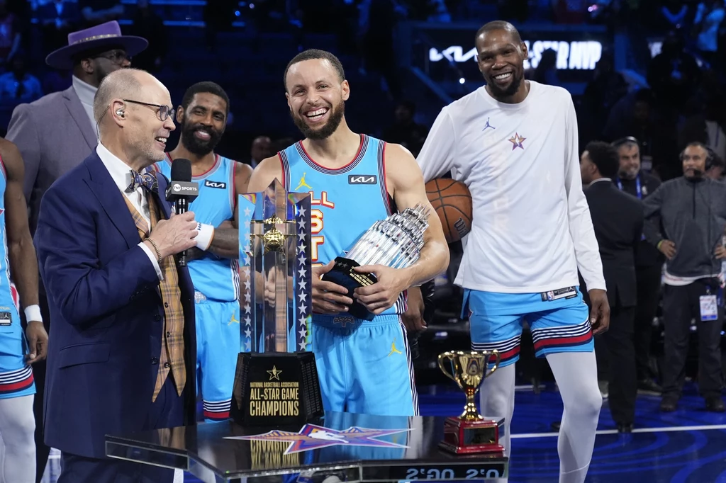 Stephen Curry z tytułem MVP NBA All-Star Stephen Curry z tytułem MVP NBA All-Star