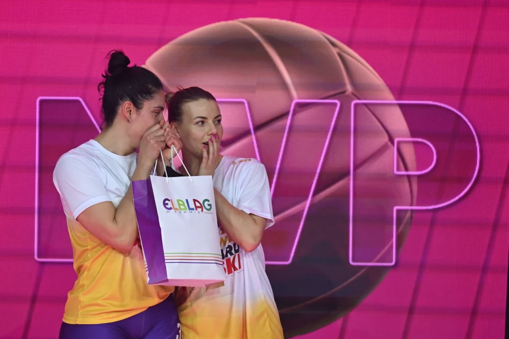 Aleksandra Szczygłowska (z prawej) odstąpiła nagrodę dla MVP Brunie Honorio