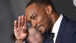 Anthony Mackie na światowej premierze filmu "Kapitan Ameryka: Nowy wspaniały świat" (11 lutego 2025)
