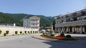 Lubiane przez kuracjuszy uzdrowisko w górach. Znacznie mniej zatłoczone niż Krynica-Zdrój