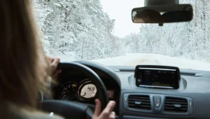 Te błędy kierowców mszczą się zimą. Niektóre popełniamy zanim ruszymy