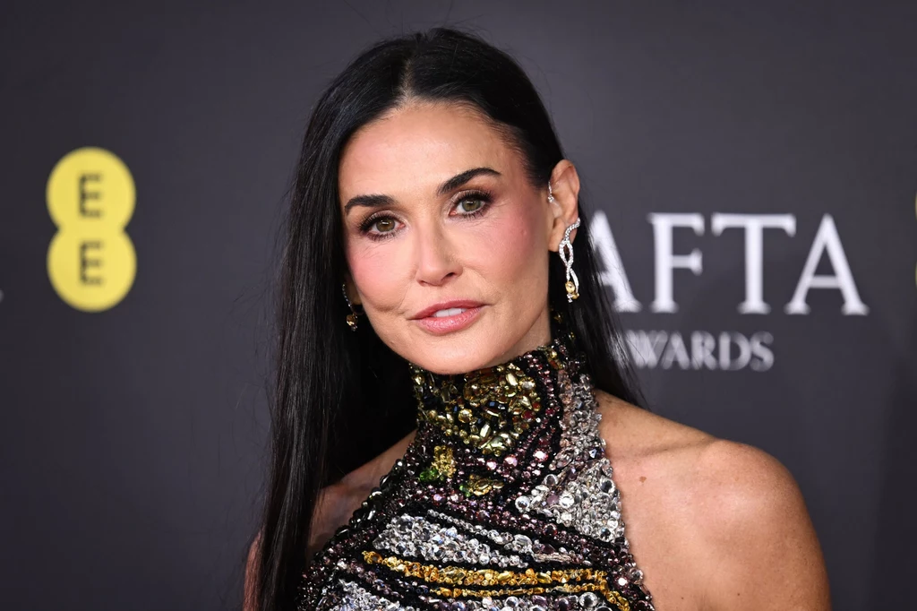 Demi Moore zachwyciła na gali BAFTA. Gwiazda skradła całe show w zjawiskowej kreacji