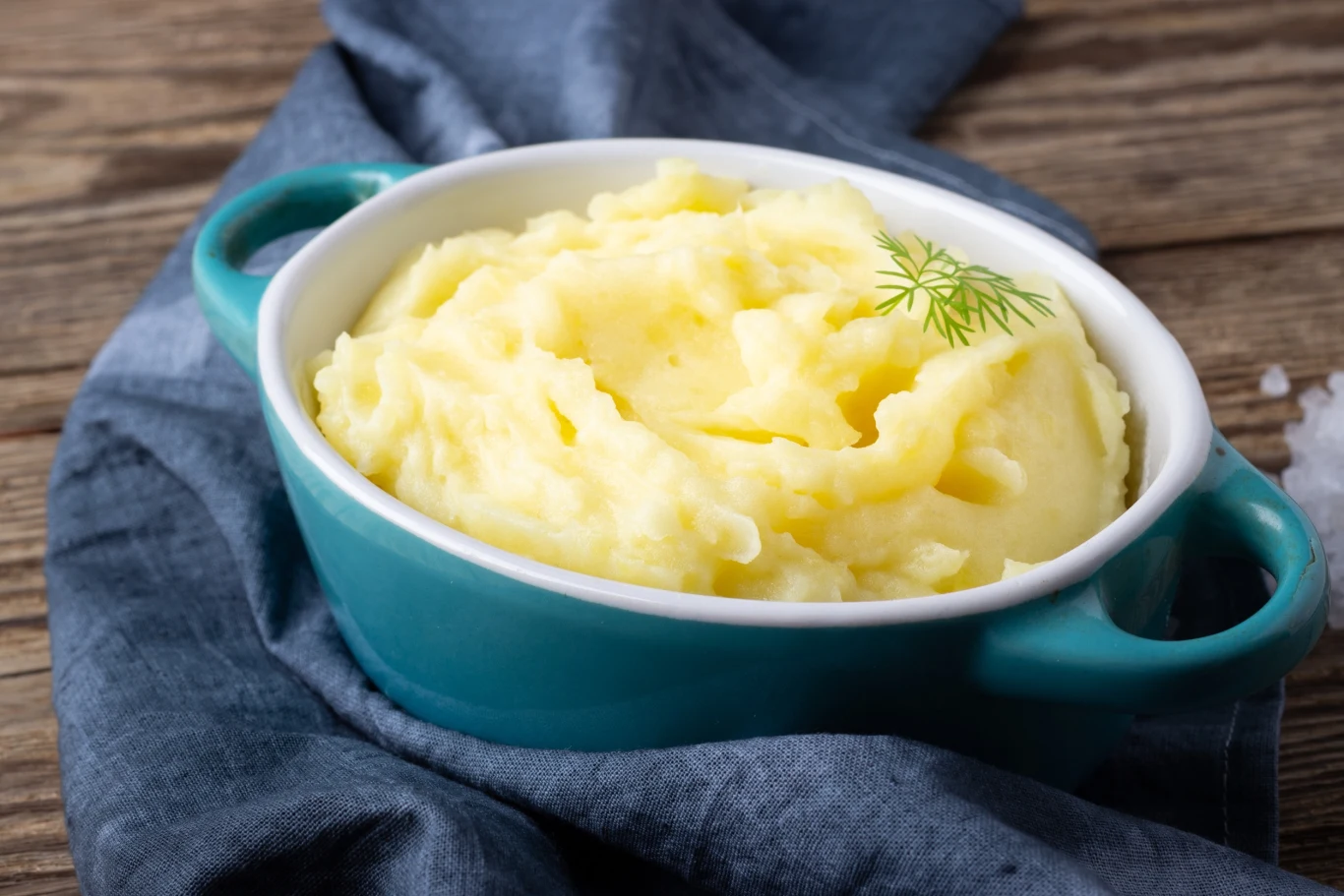 Przygotowując purée, ziemniaki zazwyczaj ubijamy z dodatkiem mleka lub masła Przygotowując purée, ziemniaki zazwyczaj ubijamy z dodatkiem mleka lub masła
