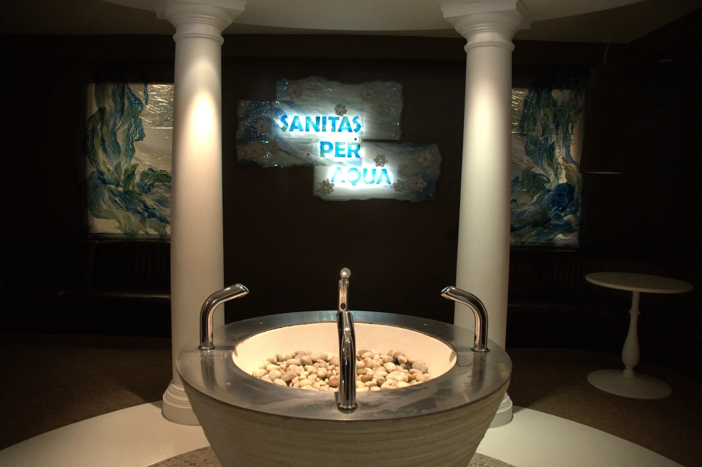 Sanatoria i nowoczesne ośrodki SPA w Druskiennikach oferują szeroką gamę zabiegów leczniczych i relaksacyjnych z wykorzystaniem tutejszych solanek, a także borowiny.