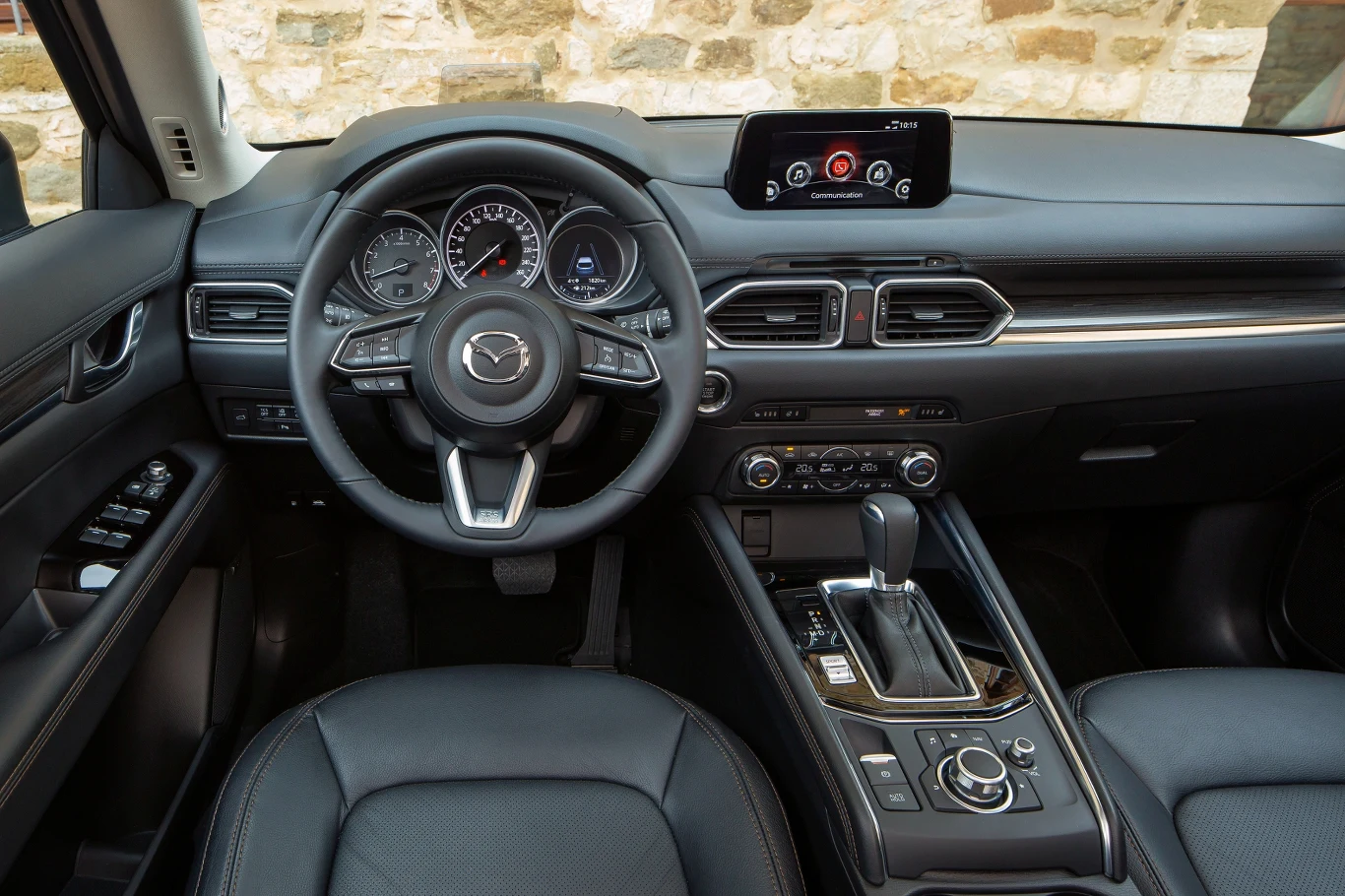 Deska rozdzielcza w bardzo analogowym stylu, do tego dobrze znosi przejechane kilometry.