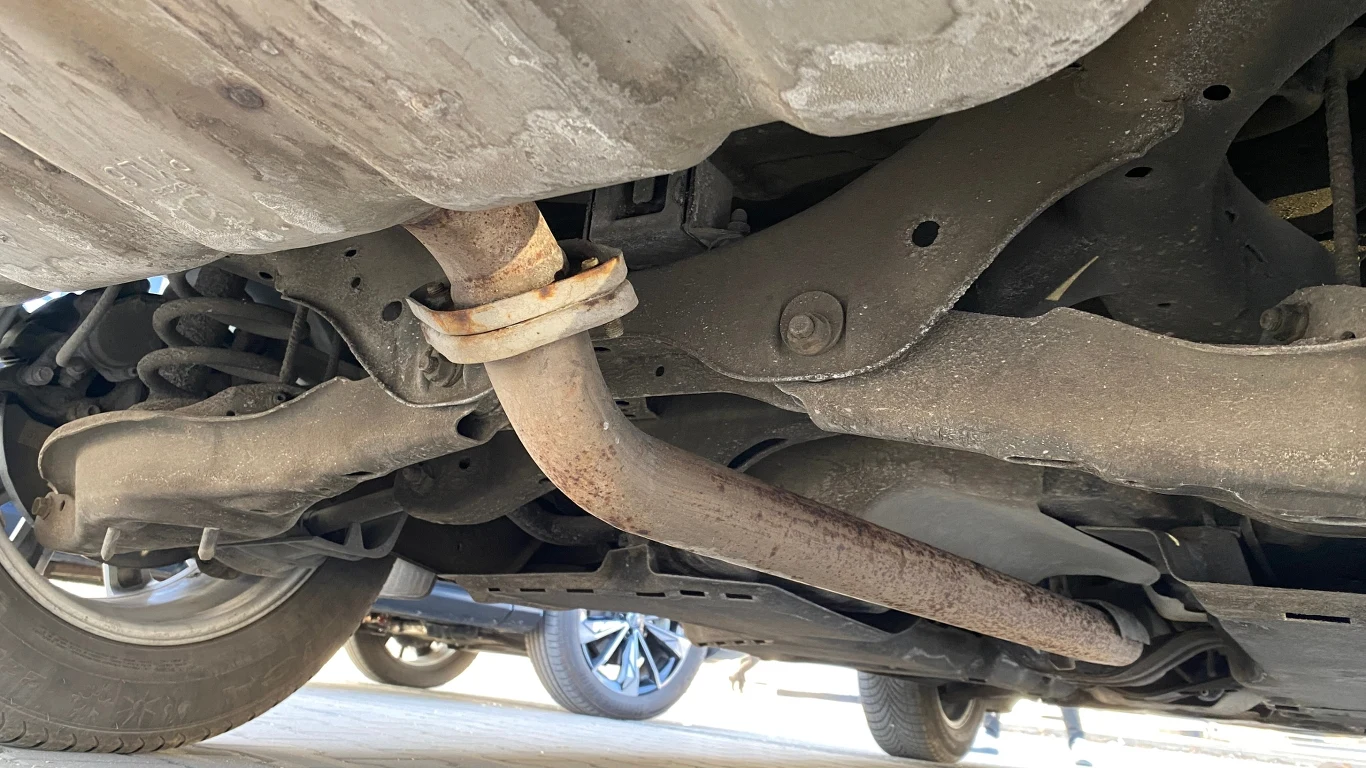 Drobna korozja układu wydechowego w egzemplarzu z 2023 roku.