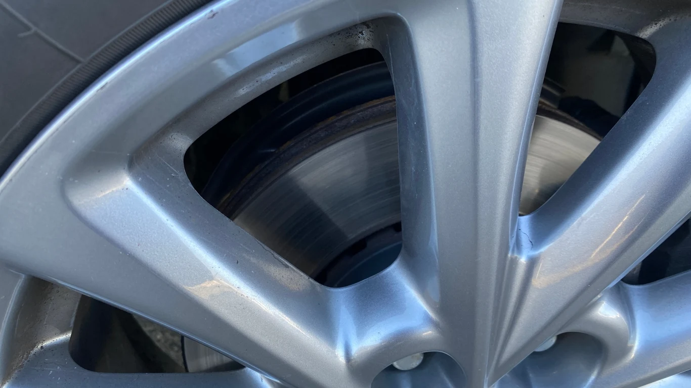 Przednie tarcze mają wyższą trwałość, ale dalej zdarzają się Mazdy, w których szybko wymagają wymiany.