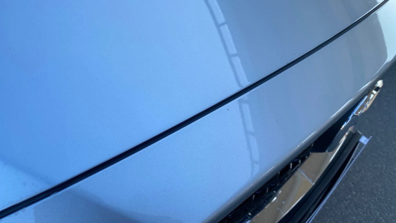 Drobne odpryski na masce – auto ze zdjęcia ma 36 tys. km przebiegu.