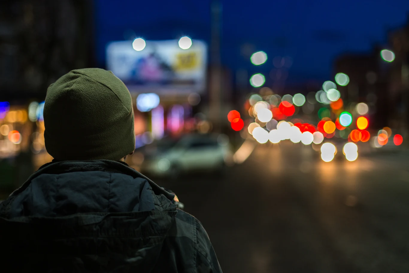 Piesi powinni wziąć pod uwagę to, że warunki drogowe zimą bywają trudne.