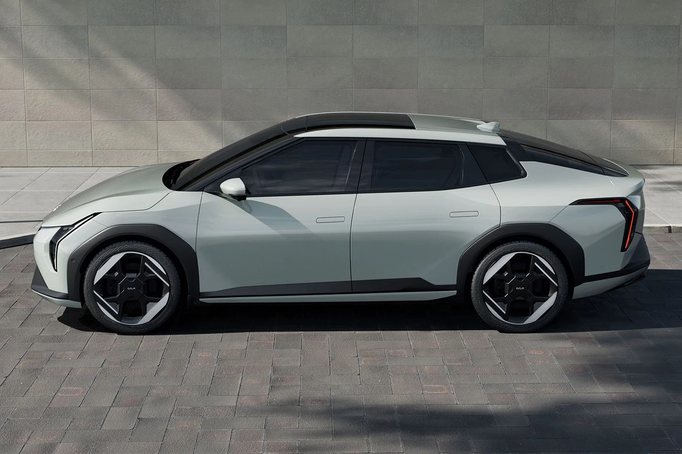 Kia EV4 w wersji sedan zaskakuje kontrowersyjną stylizacją. Ten kształt tylnej części nadwozia podyktowany jest aerodynamiką
