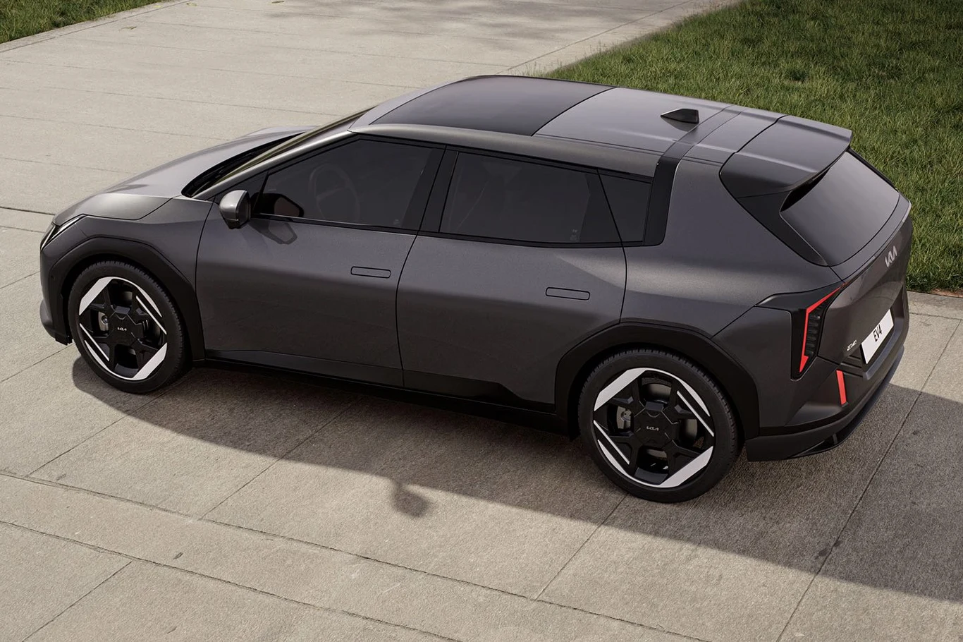 Kia EV4 w wersji hatchback prezentuje się bardziej zadziornie niż sedan