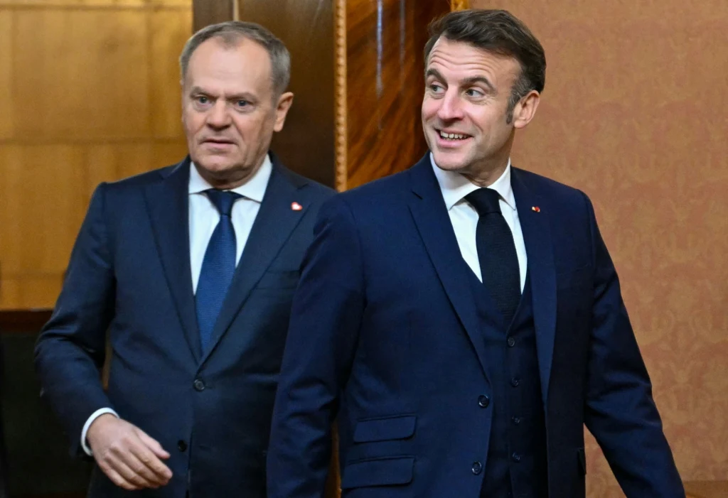 Na szczycie w Paryżu przywódcy europejscy, m.in. Emmanuel Macron i Donald Tusk, będą rozmawiać o zbiorowym bezpieczeństwie