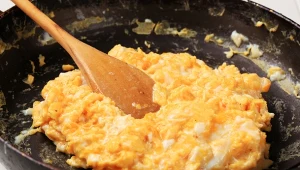 Przepis na najzdrowszą jajecznicę. Ma aż siedem dodatków, które nie tylko poprawiają smak potrawy