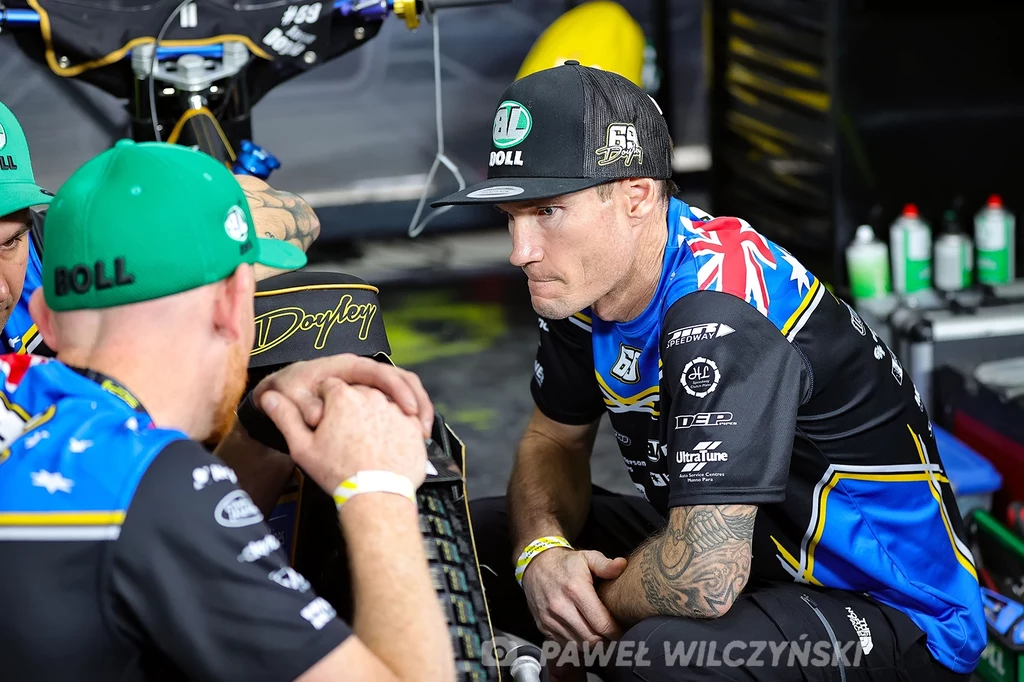 Jason Doyle podczas narady z mechanikami Jason Doyle podczas narady z mechanikami