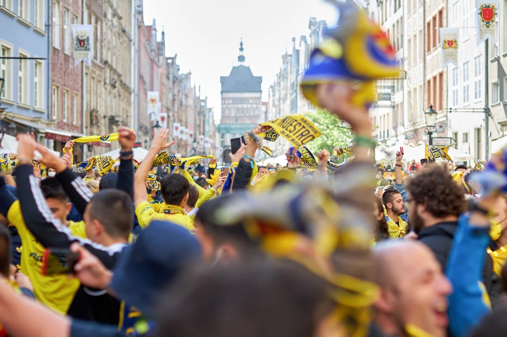 Fani Villarreal CF na ulicach Gdańska przed finałem Ligi Europy w 2021 roku