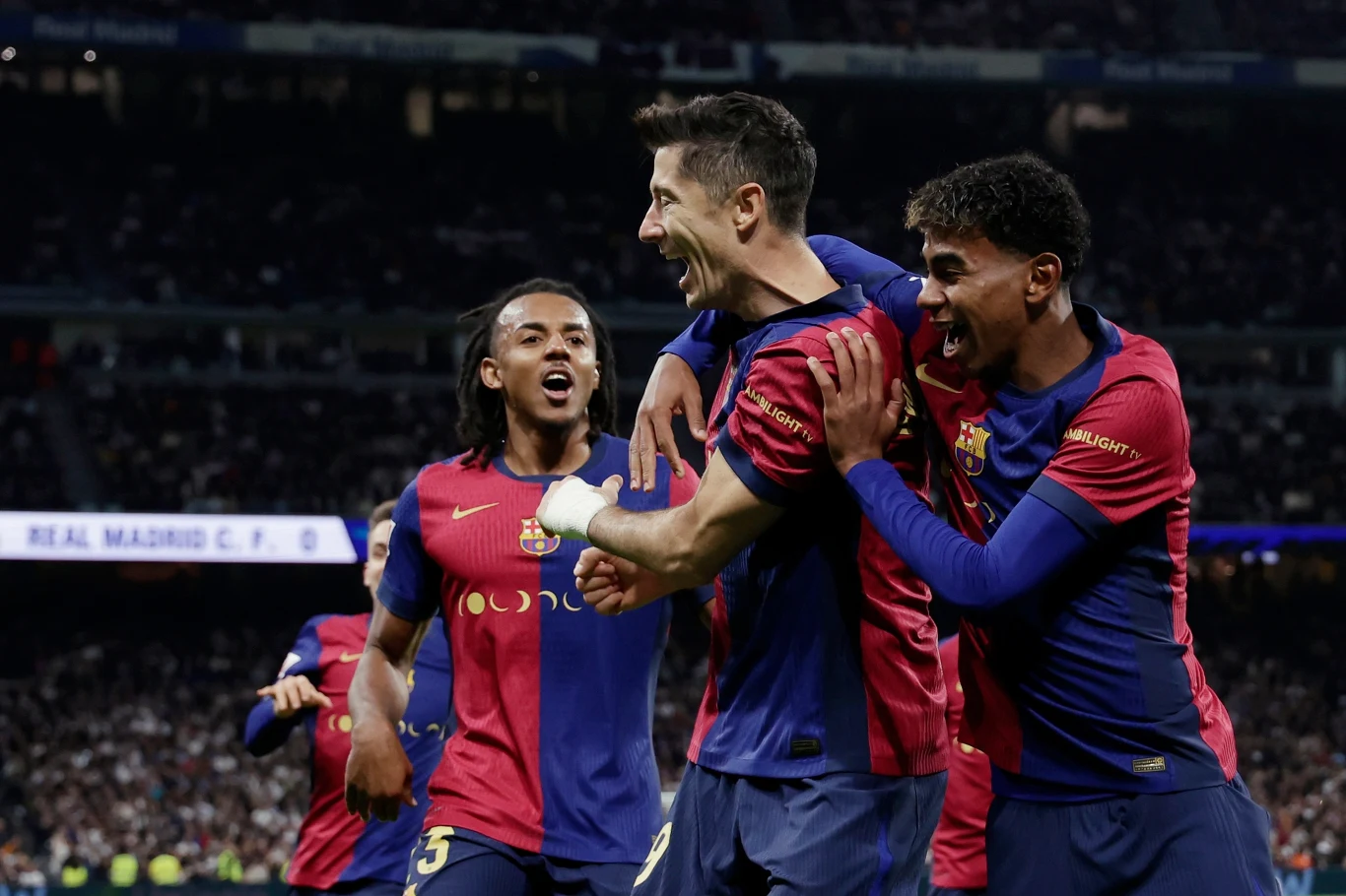 Robert Lewandowski świętuje zdobycie gola. Obok niego Jules Kounde i Lamine Yamal Robert Lewandowski świętuje zdobycie gola. Obok niego Jules Kounde i Lamine Yamal