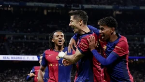 Robert Lewandowski świętuje zdobycie gola. Obok niego Jules Kounde i Lamine Yamal