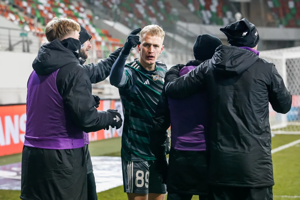 Tomasz Bobczek (w środku) trafił do bramki Zagłębia dwukrotnie Tomasz Bobczek (w środku) trafił do bramki Zagłębia dwukrotnie