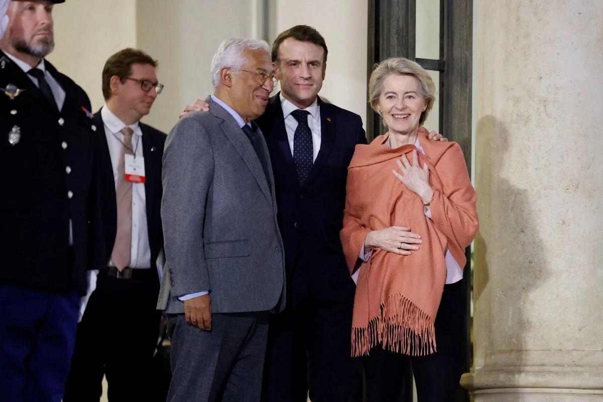 Przewodniczący Rady Europejskiej Antonio Costa, prezydent Francji Emmanuel Macron i przewodnicząca Komisji Europejskiej Ursula von der Leyen