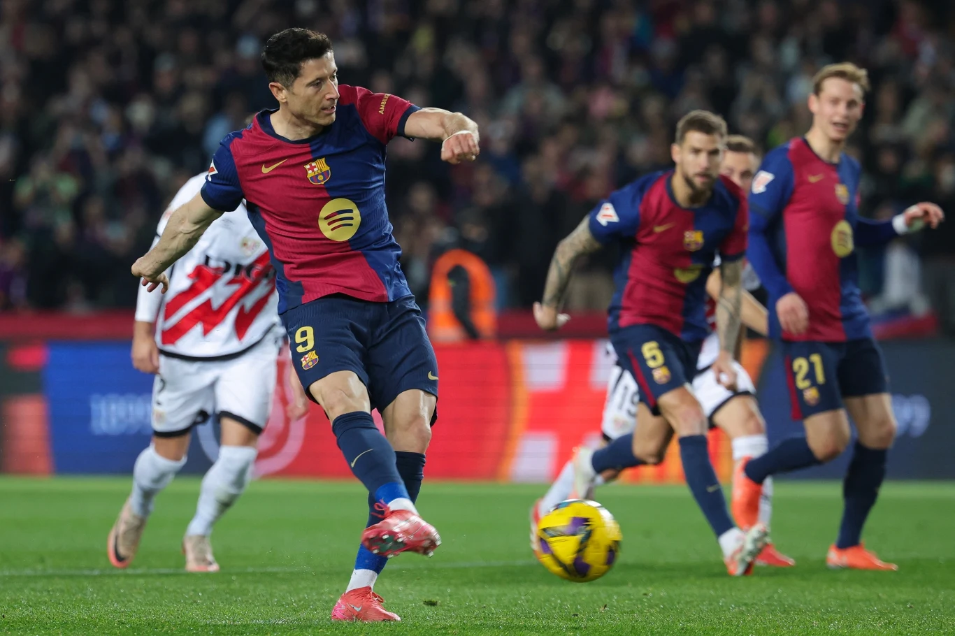 Tym strzałem Robert Lewandowski odzyskał dla Barcelony fotel lidera La Liga Tym strzałem Robert Lewandowski odzyskał dla Barcelony fotel lidera La Liga