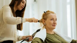 Ta fryzura to najlepszy wybór dla kobiet po 60-tce. Optycznie odejmuje lat i jest prosta w stylizacji 