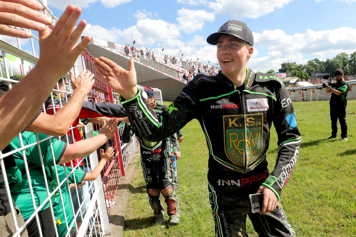 Uśmiechnięty Norick Bloedorn dziękuje kibicom za doping. Uśmiechnięty Norick Bloedorn dziękuje kibicom za doping.