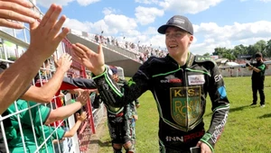 Uśmiechnięty Norick Bloedorn dziękuje kibicom za doping.