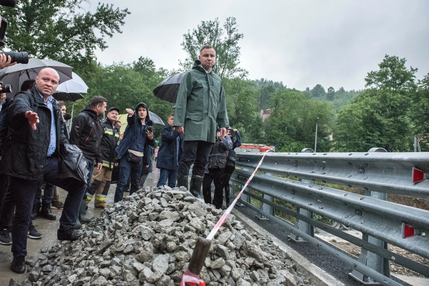Andrzej Duda na terenach powodziowych w czerwcu 2020 r. Andrzej Duda na terenach powodziowych w czerwcu 2020 r.