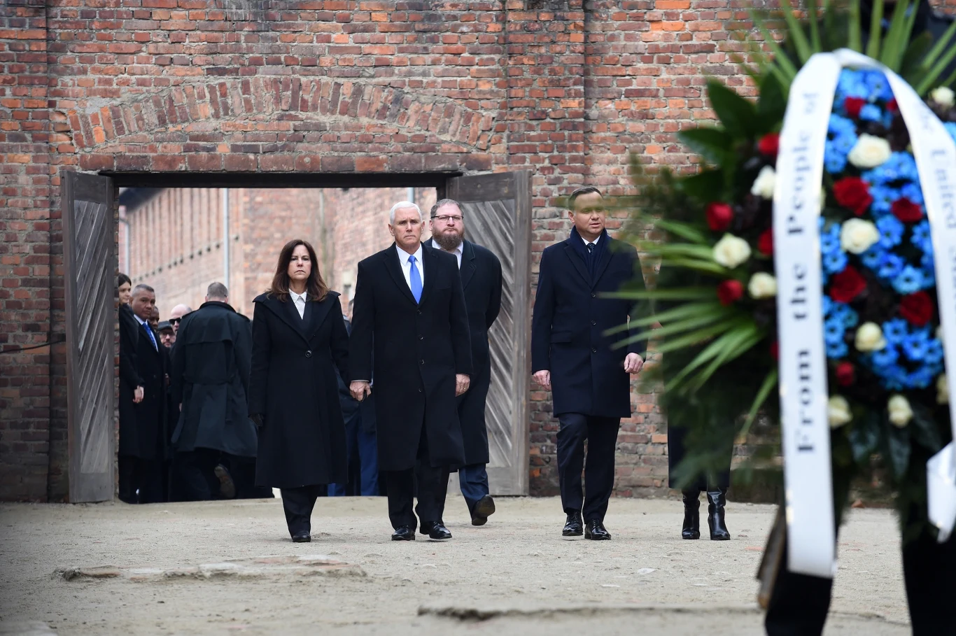 Mike Pence w Oświęcimiu Mike Pence w Oświęcimiu