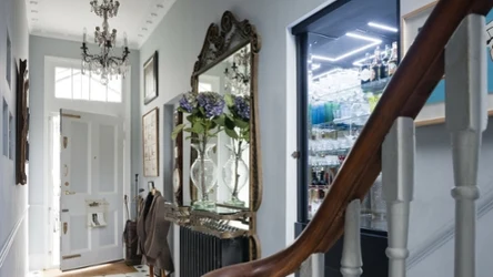 Przedpokój to pierwsze co widzą goście. Na podłodze zamiast paneli warto położyć coś bardziej oryginalnego.