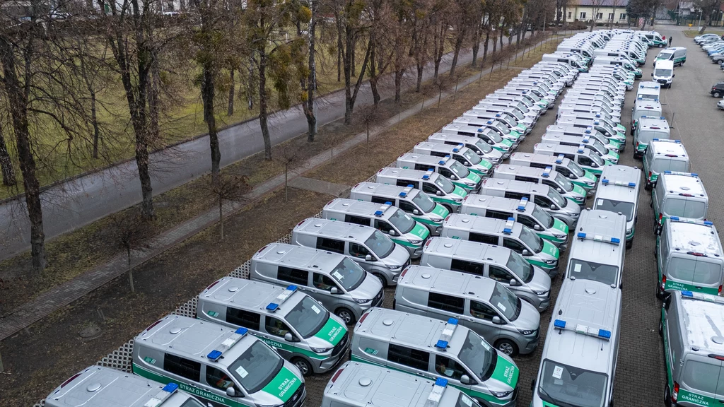 Strażnicy graniczni wzbogacili swoje zasoby flotowe o 109 pojazdów patrolowych. W dostawie znalazło się 49 egzemplarzy Forda Transita oraz 60 Forda Transita Custom.