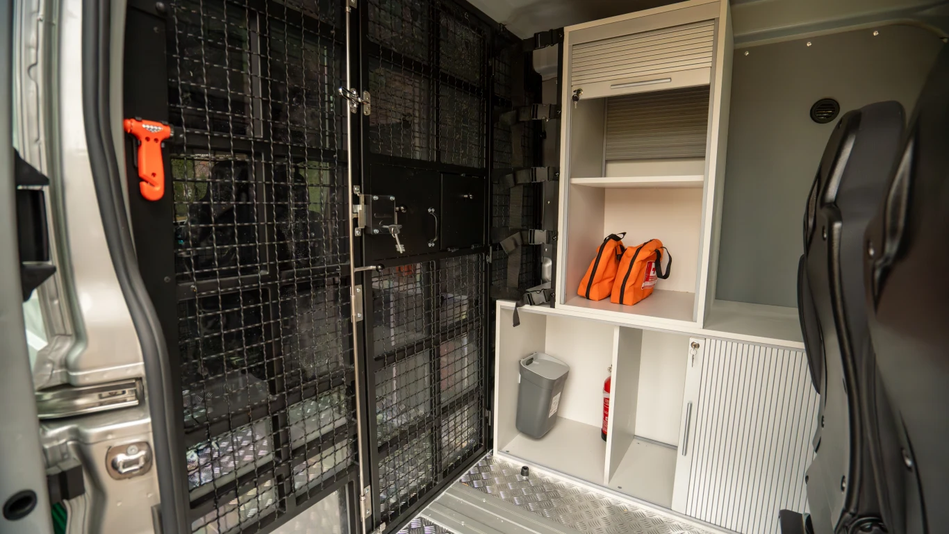 Oba modele zostały wyposażone w kratownice ochronne, systemy zabezpieczeń oraz okna depozytowe. Transit VAN ma zabudowę z przestrzenią dla czterech zatrzymanych, natomiast Transit Custom umożliwia przewóz dwóch osób.