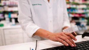 Farmaceuci często proponują zamienniki leków. Dlaczego są tańsze i czy warto je kupować?