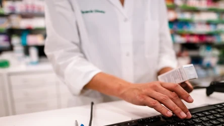 Farmaceuci często proponują zamienniki leków. Dlaczego są tańsze i czy warto je kupować?