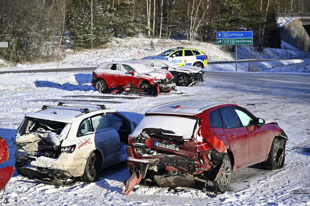 Największy karambol w historii Szwecji miał miejsce w sobotę na drodze E18, między miejscowościami Enköping a Bålsta, na zachód od Uppsali. W wyniku serii karambolu zderzyło się około 100 pojazdów.