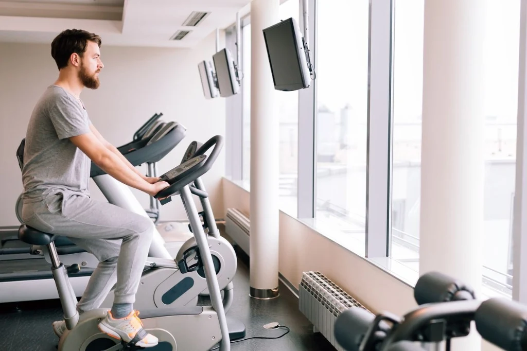 Ćwiczenia na rowerze nie tylko pozwalają wysmuklić łydki czy uda, ale doskonale wpływają także na pośladki, mięśnie grzbietu oraz brzucha 
