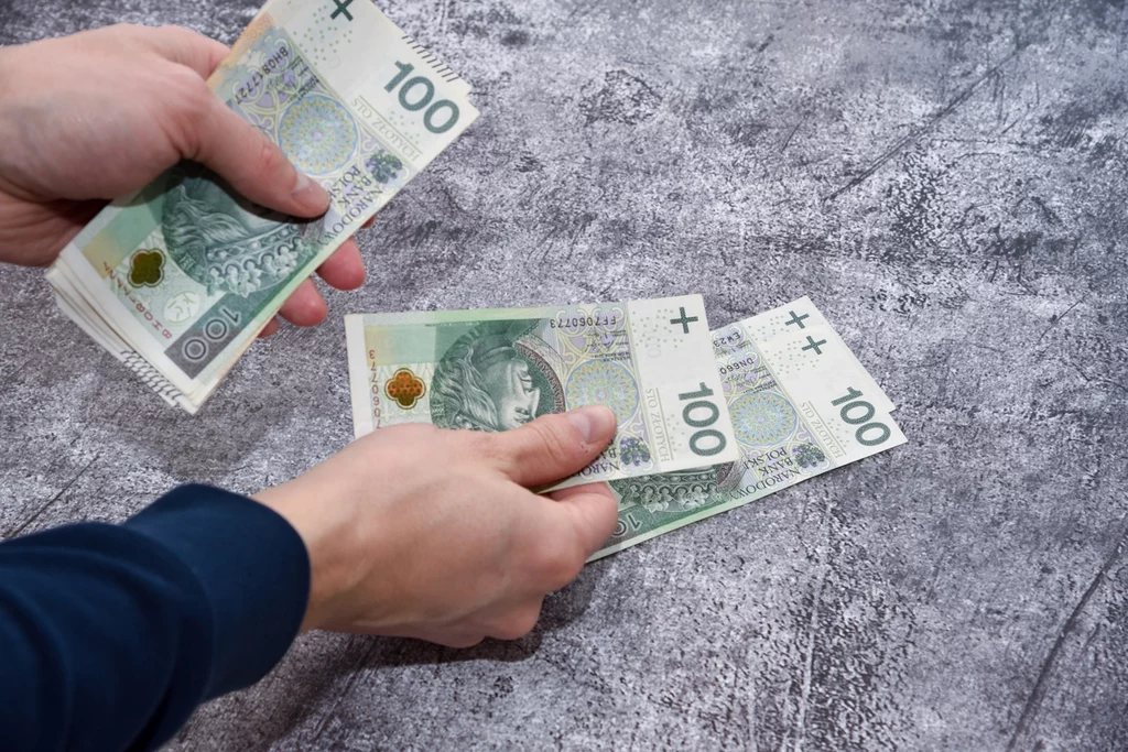 300 zł świadczenia bez względu na zarobki. 31 sierpnia mija kluczowy termin