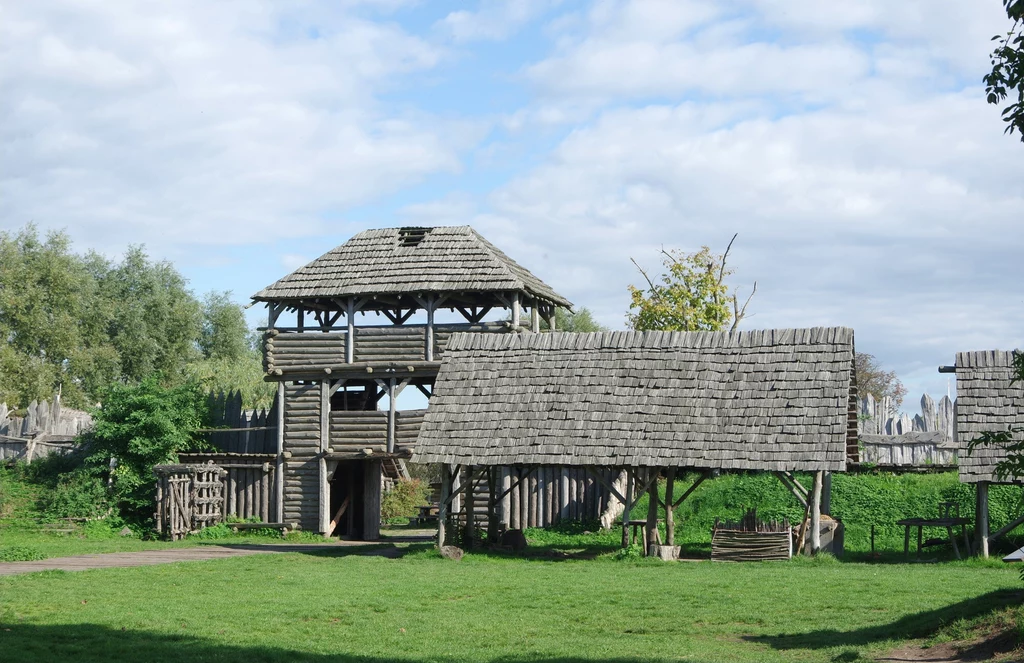 Skansen Centrum Słowian i Wikingów to zrekonstruowana wczesnośredniowieczna osada w mieście Wolin