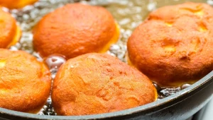 Puszyste, chrupiące, perfekcyjne. Sprawdź, jak smażyć pączki i zachwyć wszystkich
