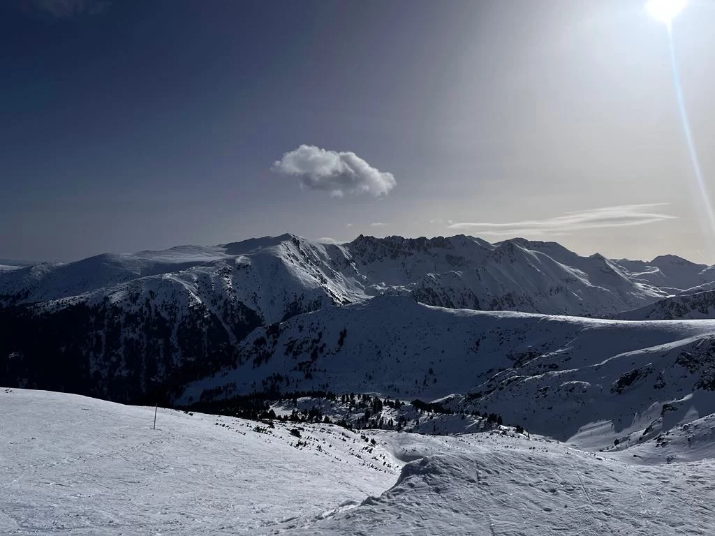 Zdecydowanie jest po czym jeździć (widok z ośrodka Bansko)