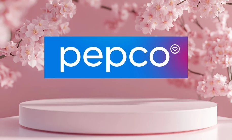 różowe kwiaty i deska z logo Pepco fot. Adobe stock