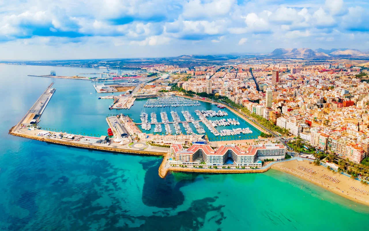 Widok na port w Alicante