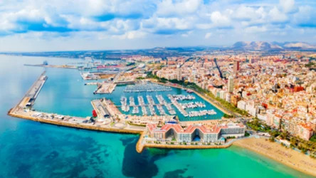 Zachwyca słoneczną pogodą i pięknymi plażami. Alicante to idealny kierunek na weekendowy wyjazd 