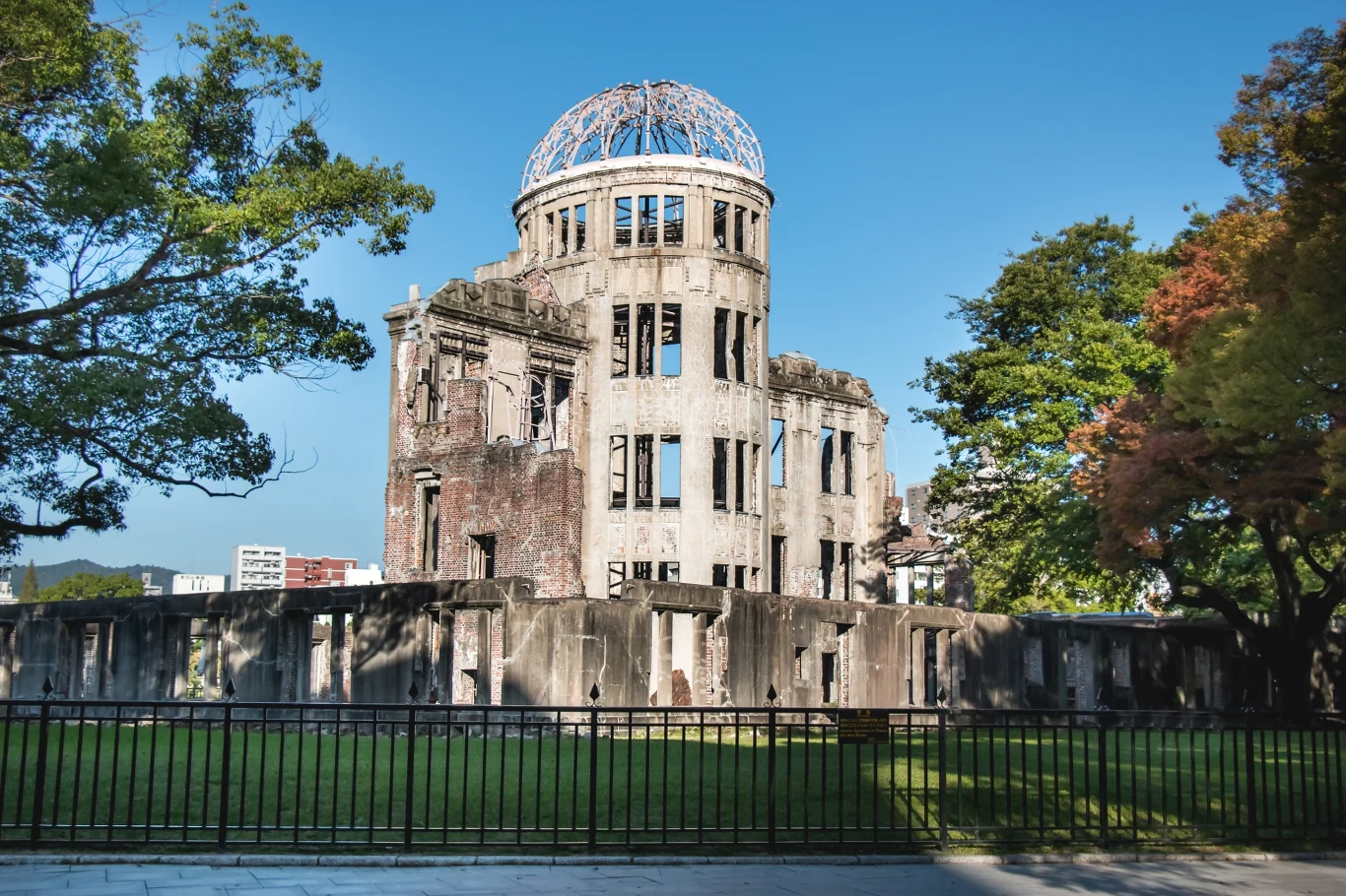 Ruiny centrum wystawowego w Hiroszimie zachowały się jako pomnik upamiętniający zrzucenie bomb atomowych na Hiroszimę i Nagasaki Ruiny centrum wystawowego w Hiroszimie zachowały się jako pomnik upamiętniający zrzucenie bomb atomowych na Hiroszimę i Nagasaki