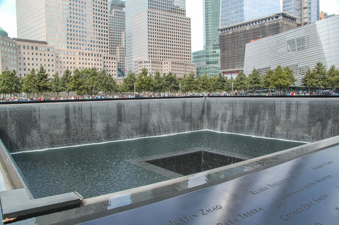 Po bliźniaczych wieżach pozostały baseny upamiętniające ofiary ataku Po bliźniaczych wieżach pozostały baseny upamiętniające ofiary ataku