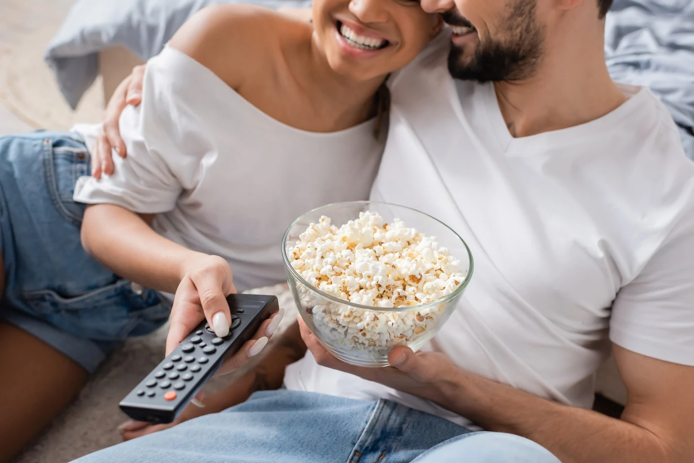 Wspólne oglądanie filmów romantycznych może wzmocnić między partnerami poczucie więzi