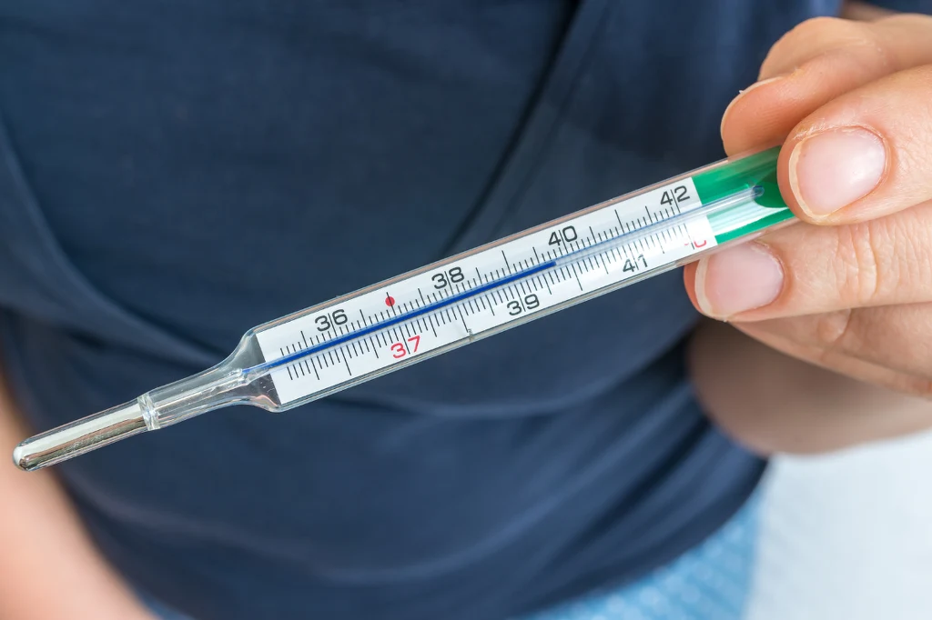 Rumień zakaźny i rumień nagły to choroby, w których dochodzi do podwyższenia temperatury ciała