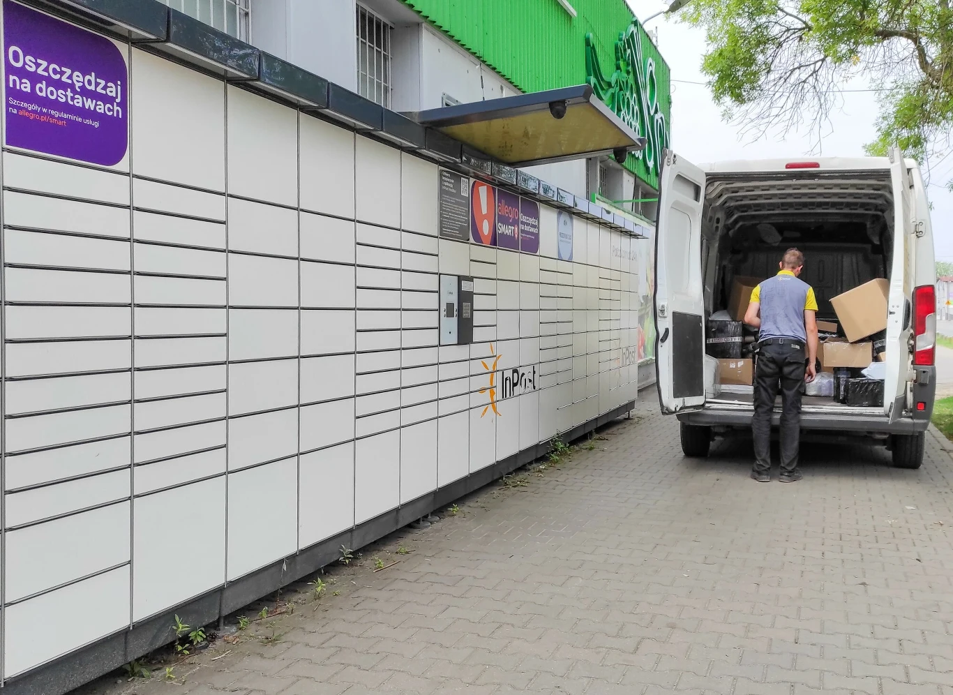 Podjeżdżanie do pczakomatu po chodniku naraża nas na mandat w wysokości 1500 zł Podjeżdżanie do pczakomatu po chodniku naraża nas na mandat w wysokości 1500 zł